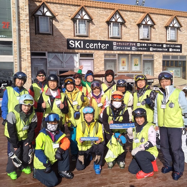 スキーセンターの前で記念撮影